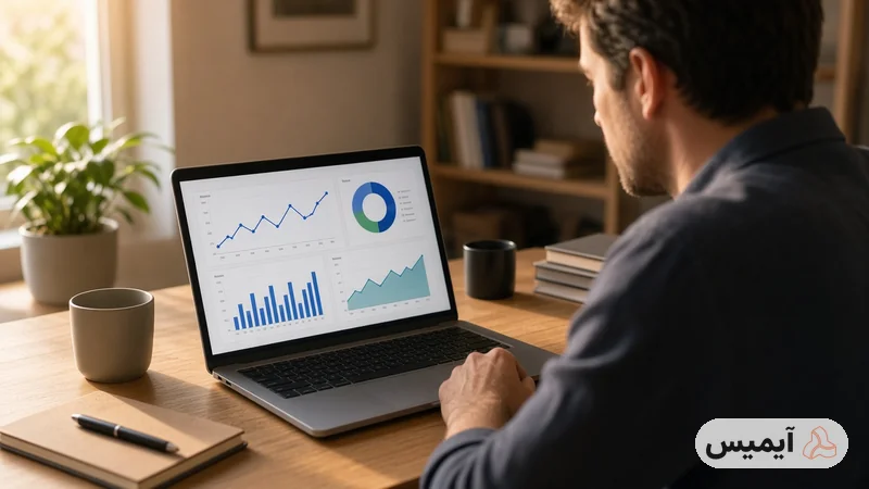 صاحب کسب‌وکار در حال بررسی داشبورد فروش فروشگاه آنلاین روی لپ‌تاپ